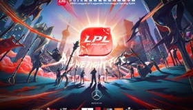 LPL女解说Rita晒与Faker合影，配文：我的青春！