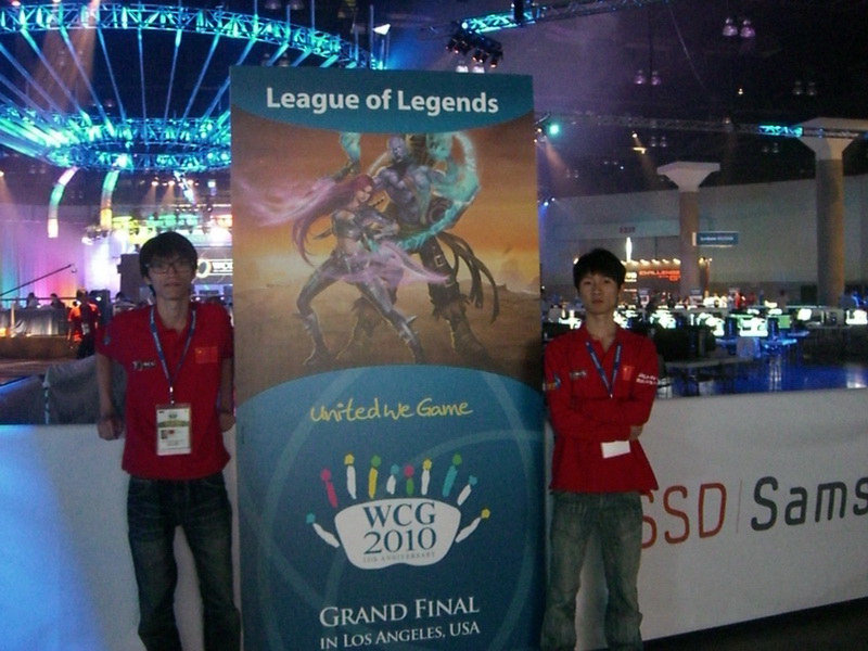 上海体育馆电竞盛宴：LPL战队激战正酣，粉丝应援燃爆比赛现场-乐竞电竞